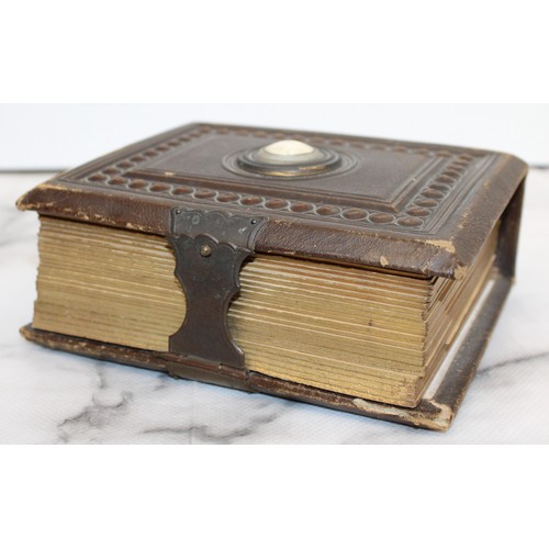 122 - A Collectable Victorian Lockable Family Photo/Post Card Album 15cm x 12cm