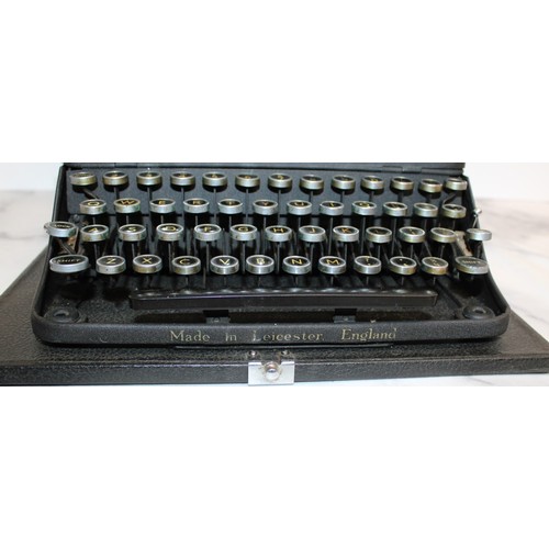 641 - IMPERIAL The Good Companion Model T Made In England Type Writer In Case
Untested