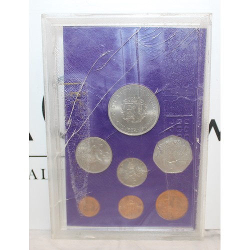 368 - Collector Coin Packs Including Penny Farthing, United Kingdom Collection Of One pound Coins, Great B... 