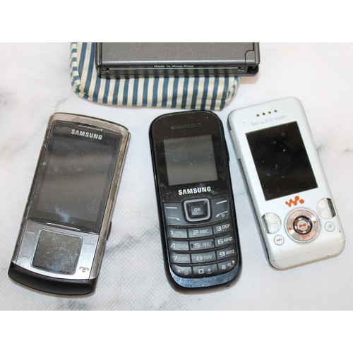 276 - Selection Of Mobile Phones Inc-Samsung/Sony Ericsson & A Halina Zippy Disc 102 Camera All Untested