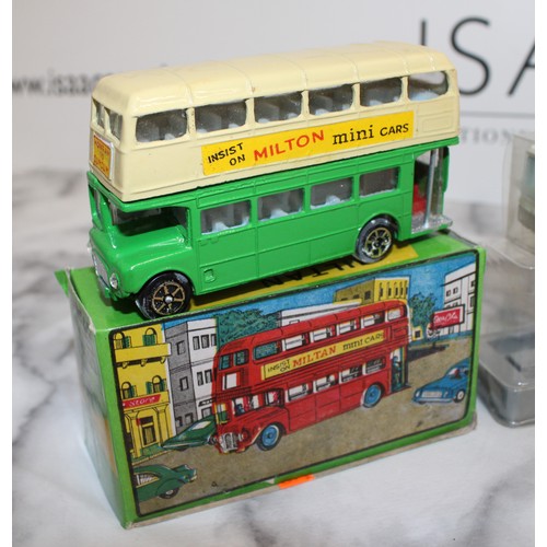 865 - A Selection Of Collectable Boxed Model Busses/Coaches And A Box Containing Two Hankerchiefs And Two ... 