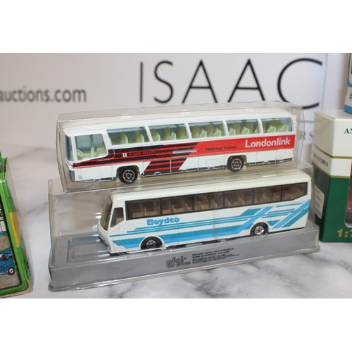 865 - A Selection Of Collectable Boxed Model Busses/Coaches And A Box Containing Two Hankerchiefs And Two ... 