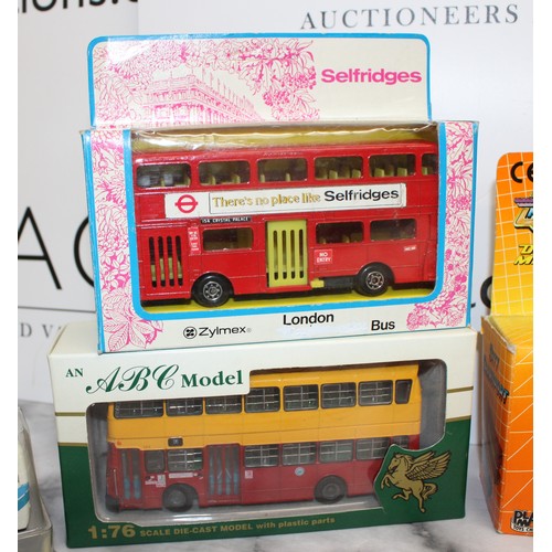 865 - A Selection Of Collectable Boxed Model Busses/Coaches And A Box Containing Two Hankerchiefs And Two ... 