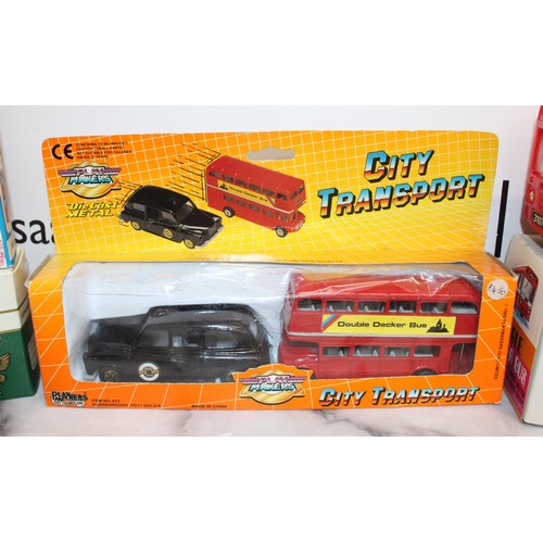 865 - A Selection Of Collectable Boxed Model Busses/Coaches And A Box Containing Two Hankerchiefs And Two ... 