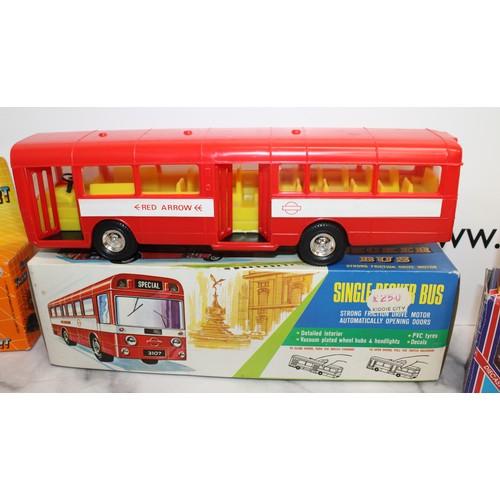 865 - A Selection Of Collectable Boxed Model Busses/Coaches And A Box Containing Two Hankerchiefs And Two ... 