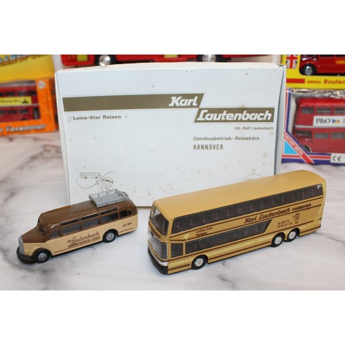 865 - A Selection Of Collectable Boxed Model Busses/Coaches And A Box Containing Two Hankerchiefs And Two ... 