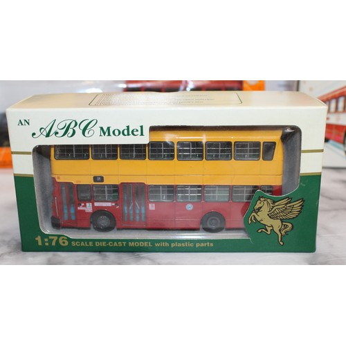 865 - A Selection Of Collectable Boxed Model Busses/Coaches And A Box Containing Two Hankerchiefs And Two ... 