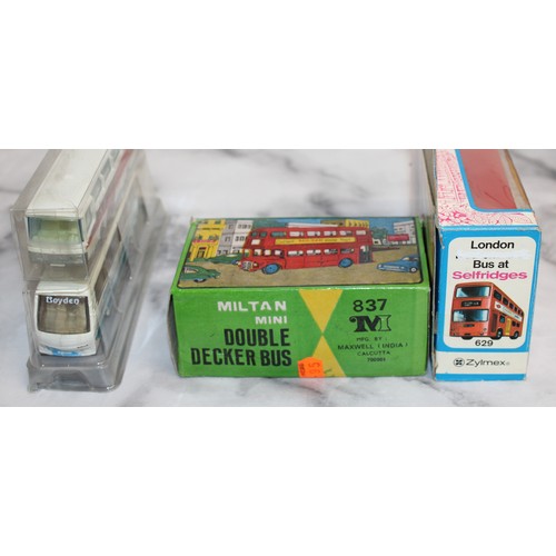 865 - A Selection Of Collectable Boxed Model Busses/Coaches And A Box Containing Two Hankerchiefs And Two ... 