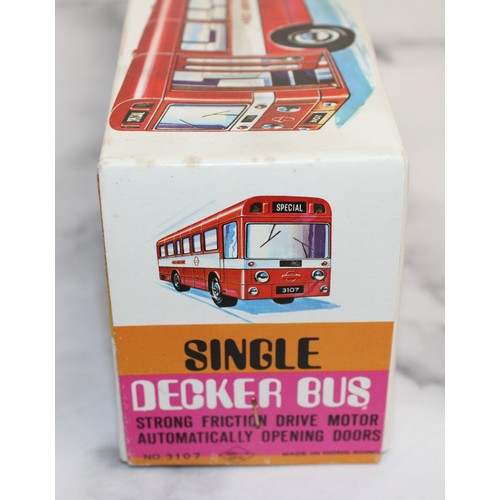 865 - A Selection Of Collectable Boxed Model Busses/Coaches And A Box Containing Two Hankerchiefs And Two ... 