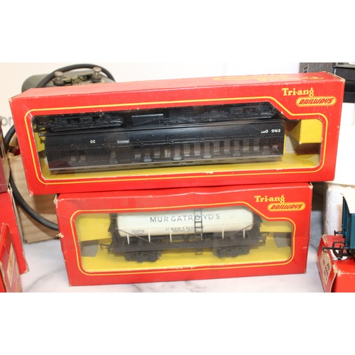 870 - A Selection Of Collectable Tri-ang Railways And Hornby Coaches,Circuit Controller,Power Unit,Engine ... 