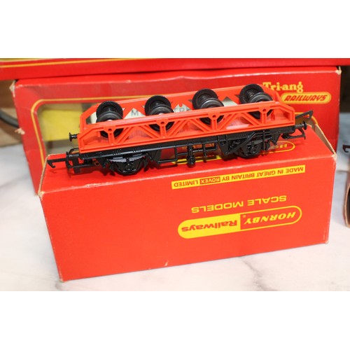 870 - A Selection Of Collectable Tri-ang Railways And Hornby Coaches,Circuit Controller,Power Unit,Engine ... 