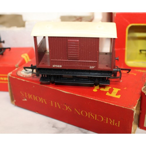 870 - A Selection Of Collectable Tri-ang Railways And Hornby Coaches,Circuit Controller,Power Unit,Engine ... 