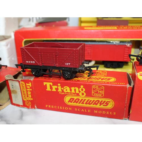 870 - A Selection Of Collectable Tri-ang Railways And Hornby Coaches,Circuit Controller,Power Unit,Engine ... 