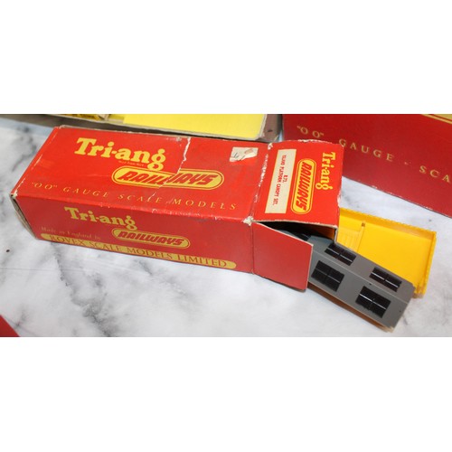 870 - A Selection Of Collectable Tri-ang Railways And Hornby Coaches,Circuit Controller,Power Unit,Engine ... 