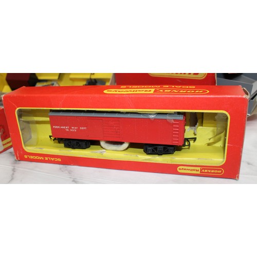 870 - A Selection Of Collectable Tri-ang Railways And Hornby Coaches,Circuit Controller,Power Unit,Engine ... 