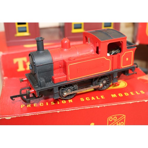 870 - A Selection Of Collectable Tri-ang Railways And Hornby Coaches,Circuit Controller,Power Unit,Engine ... 