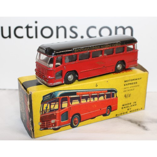 875 - 2 x Collectable Boxed Die-Cast Budgie Models