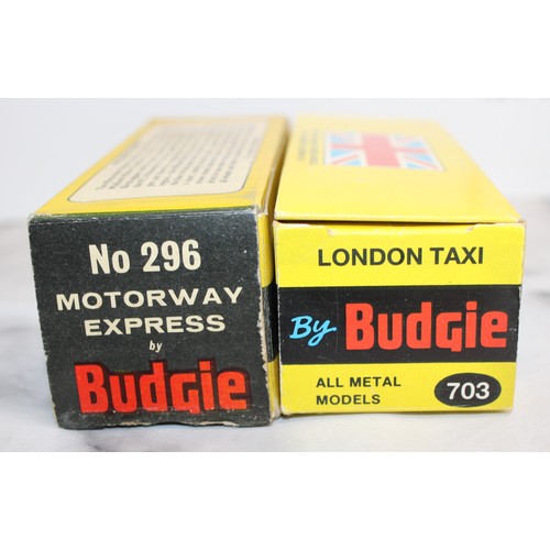 875 - 2 x Collectable Boxed Die-Cast Budgie Models