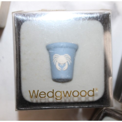 147 - 12 x Boxed Wedgwood Thimbles