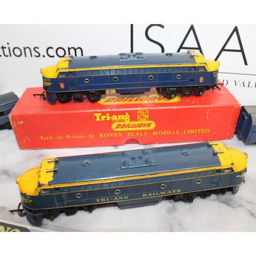 910 - A Collectable Boxed Tri-ang Engine And Carriages (Unboxed)