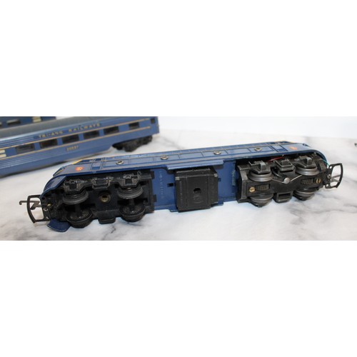 910 - A Collectable Boxed Tri-ang Engine And Carriages (Unboxed)