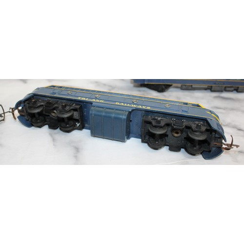 910 - A Collectable Boxed Tri-ang Engine And Carriages (Unboxed)