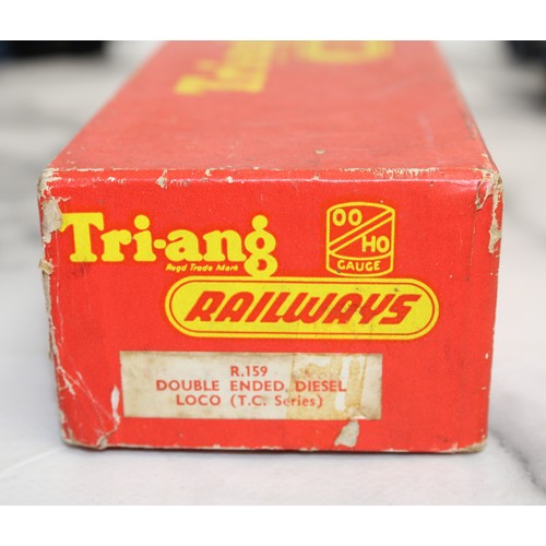 910 - A Collectable Boxed Tri-ang Engine And Carriages (Unboxed)