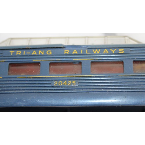 910 - A Collectable Boxed Tri-ang Engine And Carriages (Unboxed)