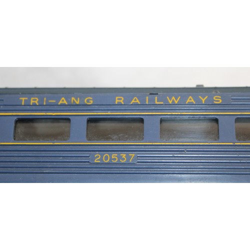 910 - A Collectable Boxed Tri-ang Engine And Carriages (Unboxed)