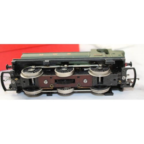 911 - 2 x Collectable Boxed Railway Engines And 4 x Coaches (Two Boxed) By Tri-ang Hornby