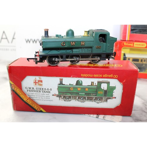 911 - 2 x Collectable Boxed Railway Engines And 4 x Coaches (Two Boxed) By Tri-ang Hornby