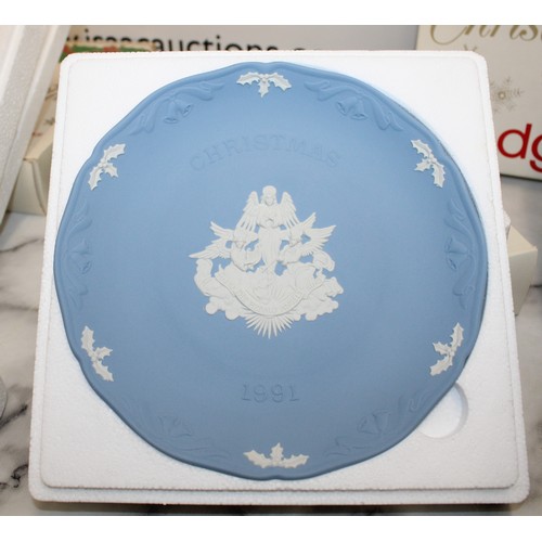 152 - 15 x Collectable Boxed Wedgewood Christmas Plates Dated Between 1975-1993