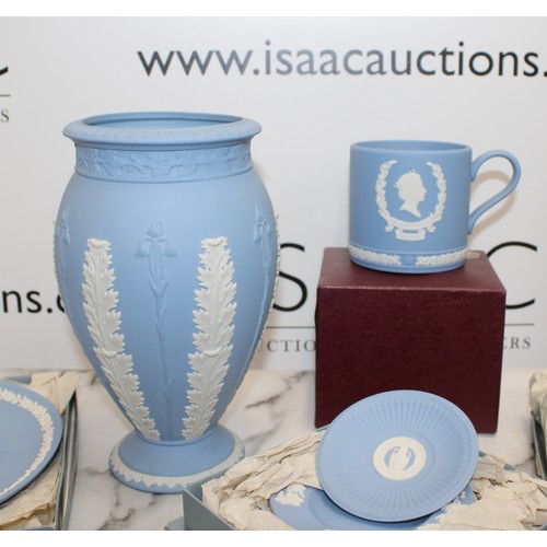 153 - A Quantity Of Collectable Boxed Wedgewood Plates Etc Inc A Vase (Unboxed) 
COLLECTION ONLY