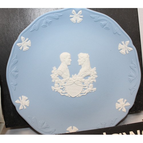 153 - A Quantity Of Collectable Boxed Wedgewood Plates Etc Inc A Vase (Unboxed) 
COLLECTION ONLY