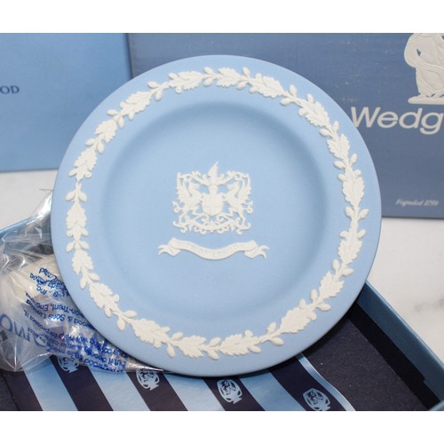 155 - A Selection Of Collectable Boxed Wedgewood Plates,Jug And Vase