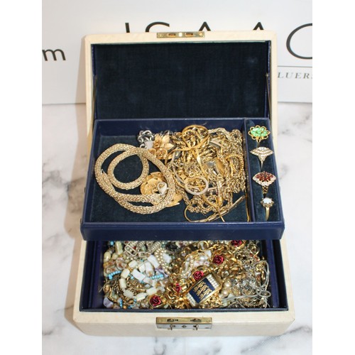 489 - Jewellery Box Containing Mixed Jewellery Items