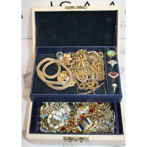 489 - Jewellery Box Containing Mixed Jewellery Items