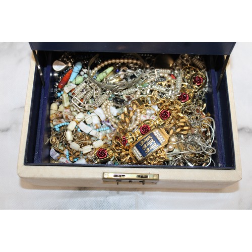 489 - Jewellery Box Containing Mixed Jewellery Items