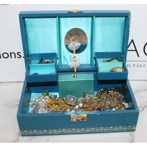 490 - Jewellery Box Containing Mixed Jewellery Items