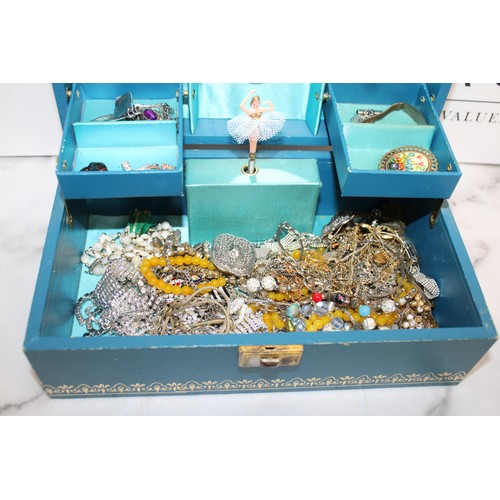 490 - Jewellery Box Containing Mixed Jewellery Items