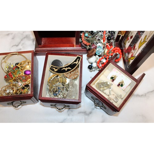 493 - Mixed Jewellery Items In Jewellery Box
Collection Only