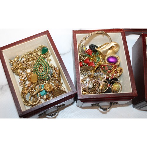 493 - Mixed Jewellery Items In Jewellery Box
Collection Only