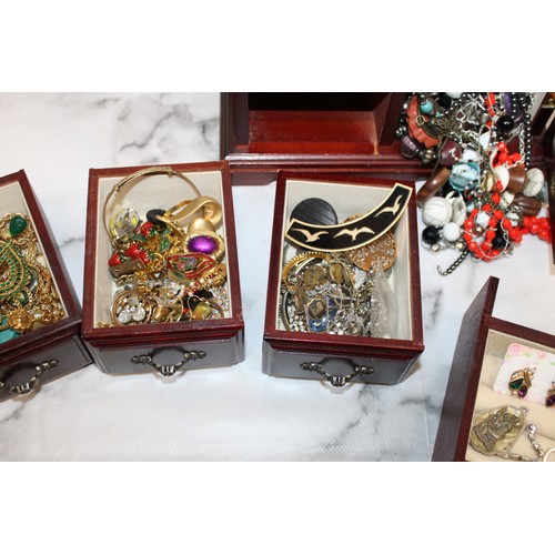 493 - Mixed Jewellery Items In Jewellery Box
Collection Only