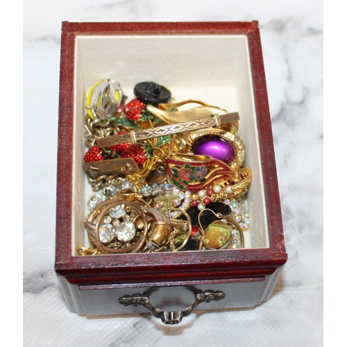 493 - Mixed Jewellery Items In Jewellery Box
Collection Only