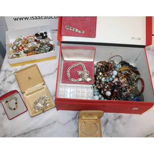 494 - Large Quantity Of Mixed Jewellery Items