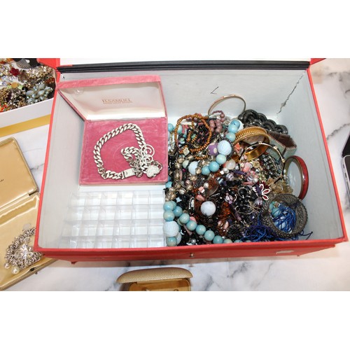 494 - Large Quantity Of Mixed Jewellery Items