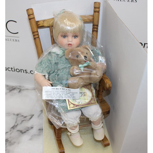 692 - 1 x Collectable, Boxed, Alberon Doll Called Helen