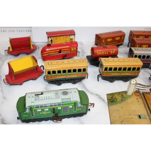 703 - Quantity Of Playworn OO Gauge Engines, Carriages, Track & Crossings 
Various Conditions