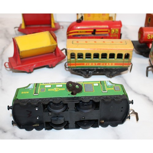 703 - Quantity Of Playworn OO Gauge Engines, Carriages, Track & Crossings 
Various Conditions