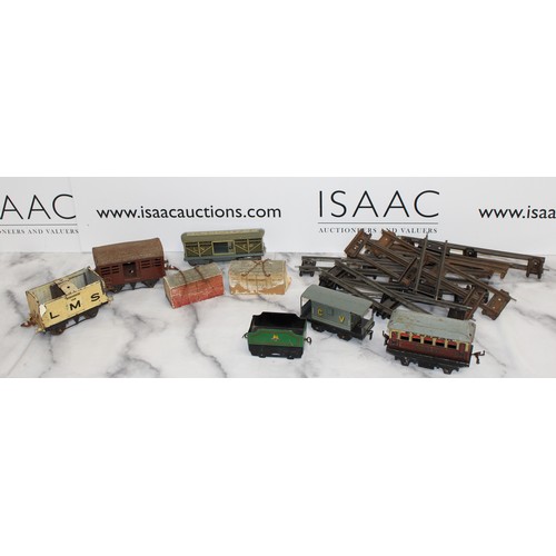 708 - A Selection Of Collectable OO Guage Carriages And Track In Various Conditions